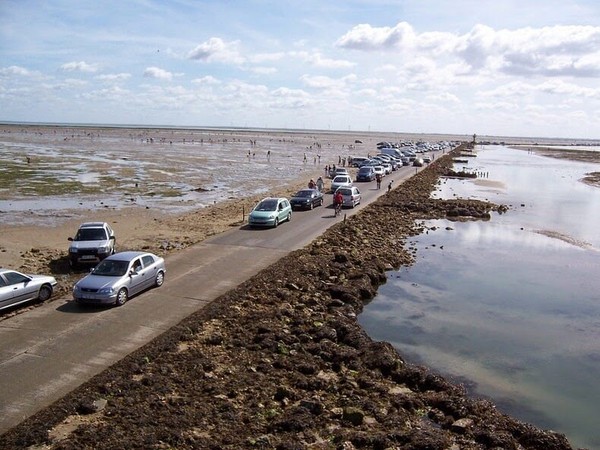 Le passage du Gois est submergé par les marées  ...