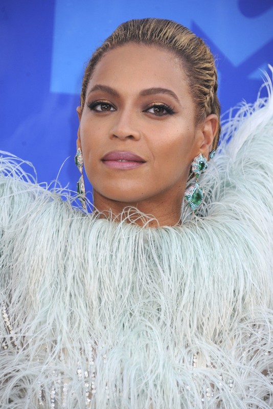 Beyoncé et autres stars vont défiler :  droits des femmes !