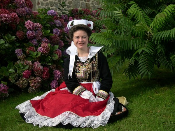 Jolie bretonne en costume traditionnel  ...