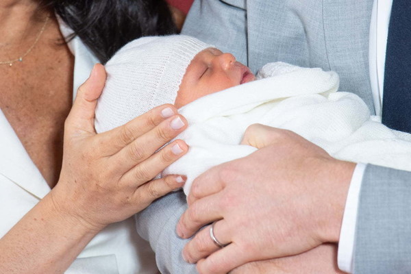 Harry et Meghan : BÃ©bÃ© prÃ©sentÃ© aux Britanniques !