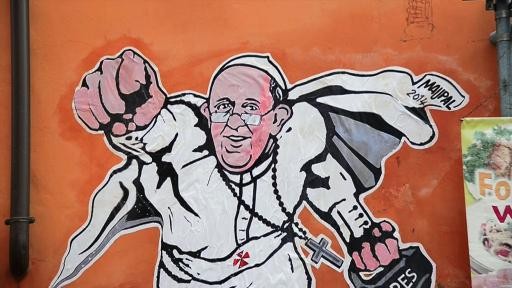 Graffiti du pape en superman  ...  twitté par le Vatican !