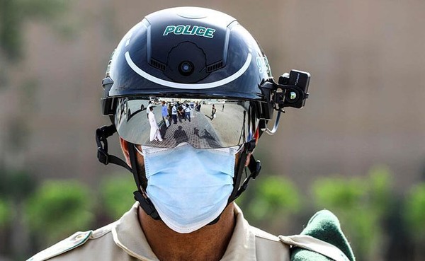 DUBAI : Casques policiers pour prendre la température !