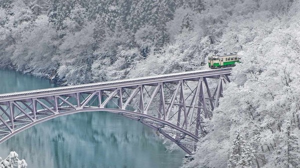 Train traversant la rivière Tadami au Japon ...
