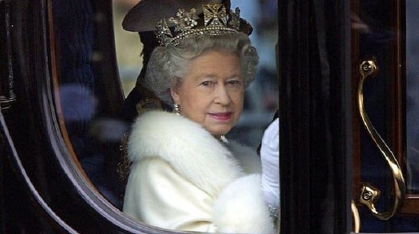  La reine Elizabeth II   ...    