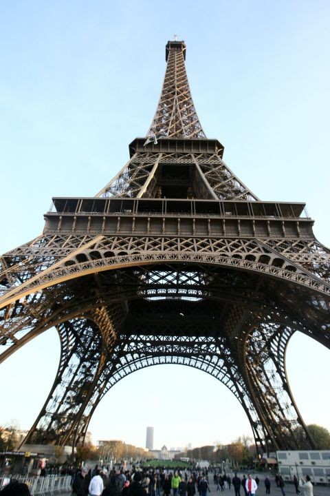 A la Tour Eiffel  ... Un Ascenseur chute dans le vide !