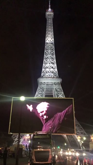 Aznavour : hommage parisien et la tour Eiffel couleur or !