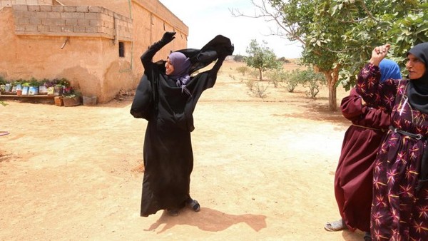 Libérée de Daesh, une femme enlève son voile intégral  !