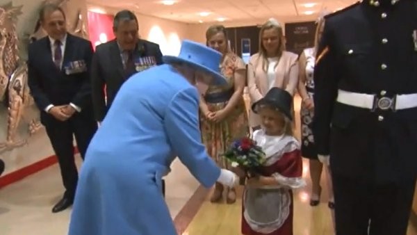 Une petite fille offre un bouquet à la reine  ...