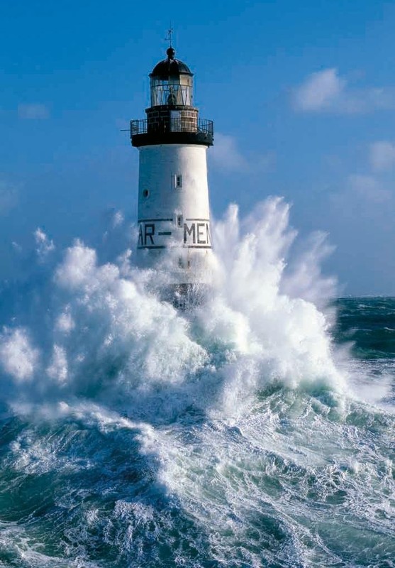 Le phare d' Ar-Men dans la tempête ... Ile de Sein !