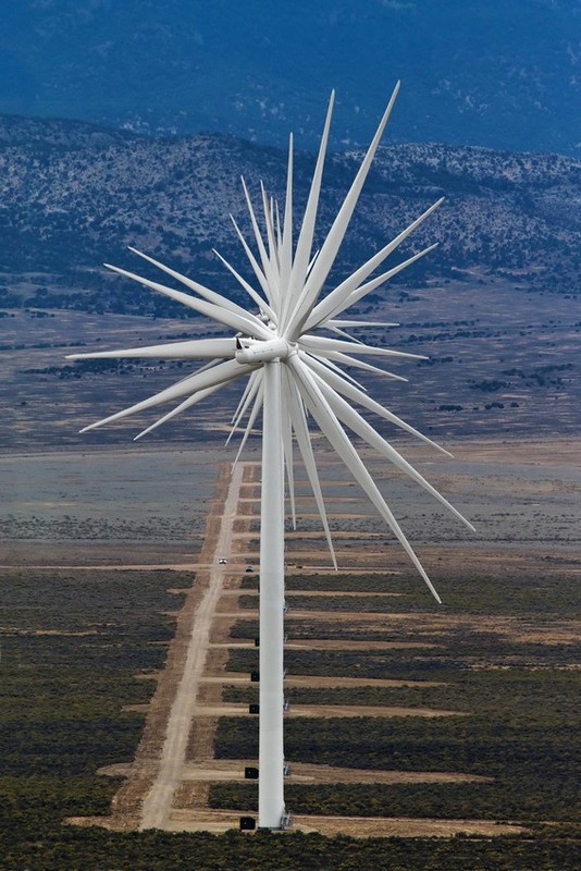 14 éoliennes alignées   ...   Une photo insolite !