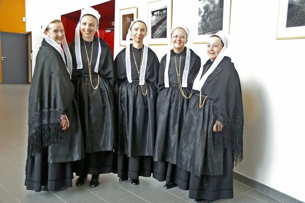 Les costumes bretons  (2)    ...