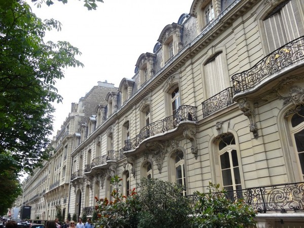 L'avenue Montaigne  ...  la rue la plus chère de Paris !
