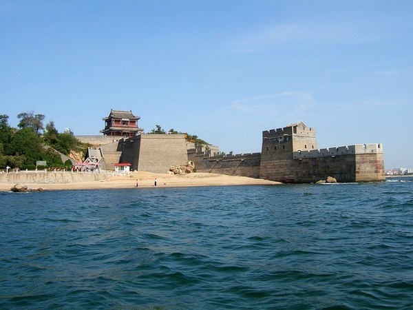 Ici la Grande Muraille de Chine se jette dans la mer !
