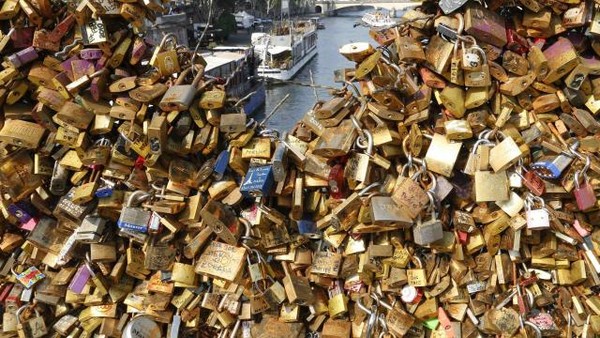 Pont des Arts : Paris se débarasse des cadenas d'amour !