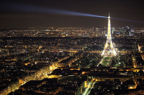 Paris : Notre Tour Eiffel a des "Soeurs jumelles"  !