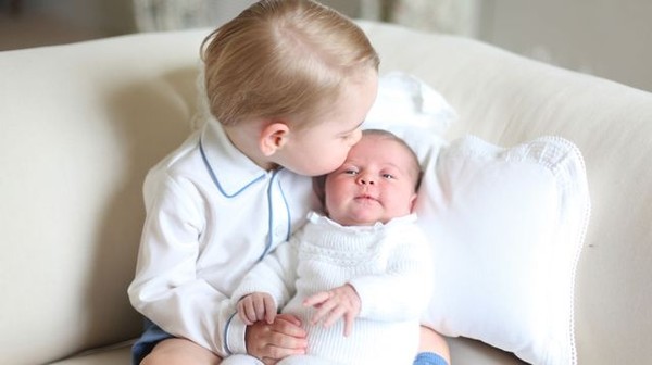 Photo du prince George avec sa petite soeur Charlotte !