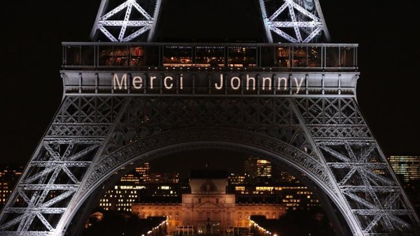 Johnny  ...  Le message projeté sur la tour Eiffel  !