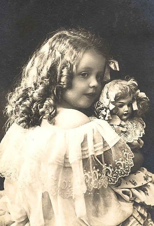 Une adorable petite fille et sa poupée  ...