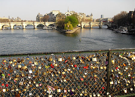 Pont des Arts à Paris  ...  les cadenas d'Amour !