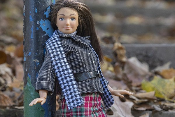 Cette poupée normale   ...   se veut anti  "Barbie" !