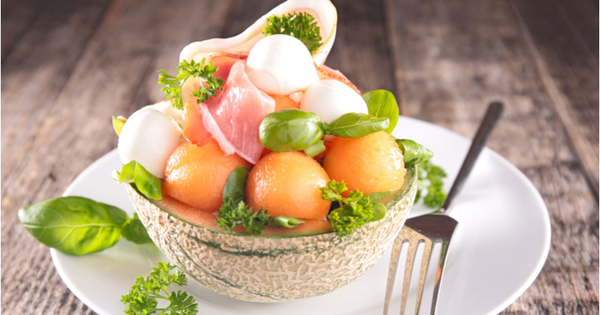 Un Melon Bowl garni de jambon et de fromages ...