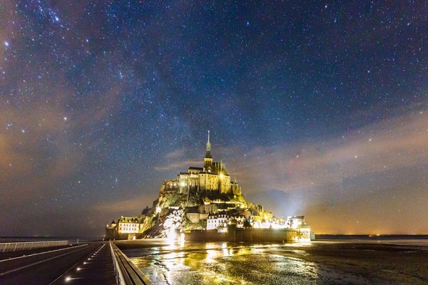 Voie lactée sur le Mont St Michel  ...