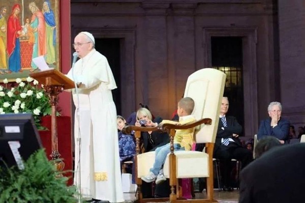 Pape François ... il laisse venir à lui les petits enfants !