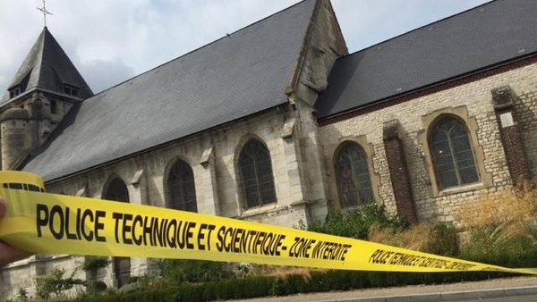 L' horreur   ...   un Prêtre égorgé pendant la Messe !