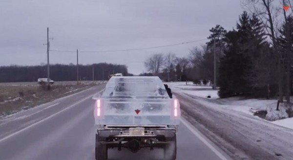 Une camionnette faite de glace  ...  et elle roule !