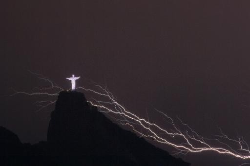 La statue du Christ de Rio  ...  endommagée  !