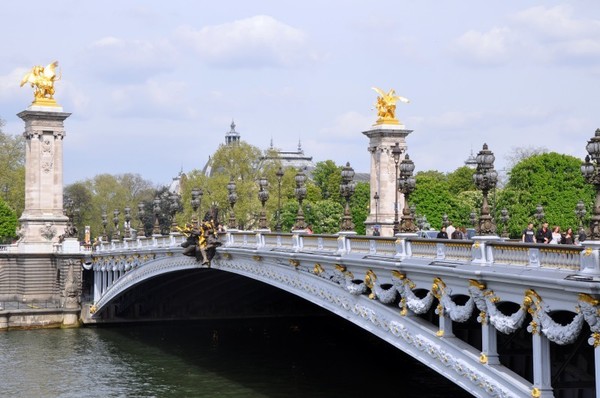 PARIS  :   Les secrets du Pont Alexandre III ...