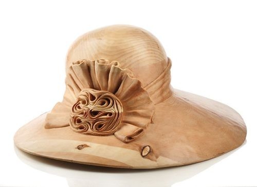 Coup de chapeau à ce sculpteur sur bois  ... Italien !