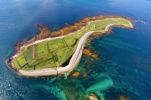 L'île sauvage de Quéménès cherche locataires ...