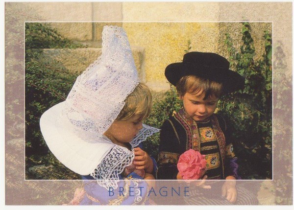 Enfants en costume traditionnel breton  ...