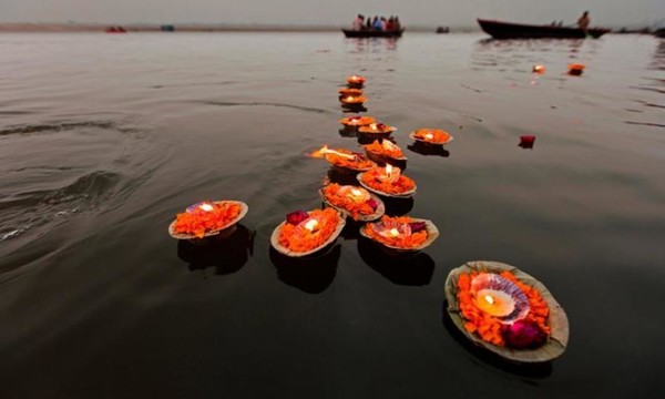 INDE : Rituel hindou, sur le Gange à Varanasi  ...