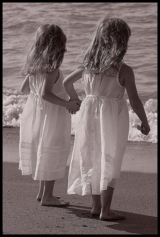 Adorables petites filles   ...  à la plage  !