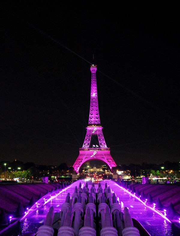 Octobre Rose  ...  La Tour Eiffel prend la couleur du mois !