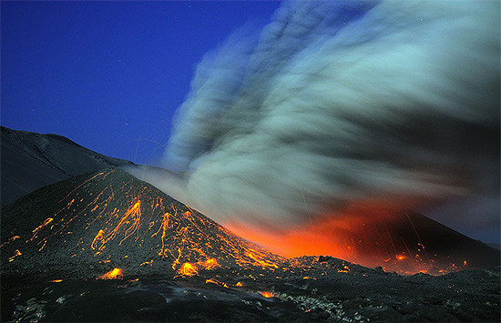 Photos spectaculaires   ...   de volcans  !