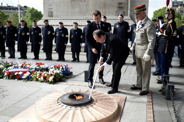 F. Hollande et E. Macron ranimant la flamme ... 