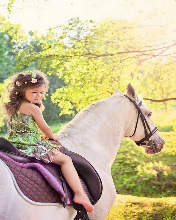 Une adorable petite princesse   ...   et son cheval !