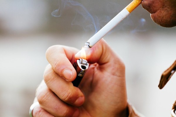 Cigarette bannie dans 52 parcs et jardins de Paris !