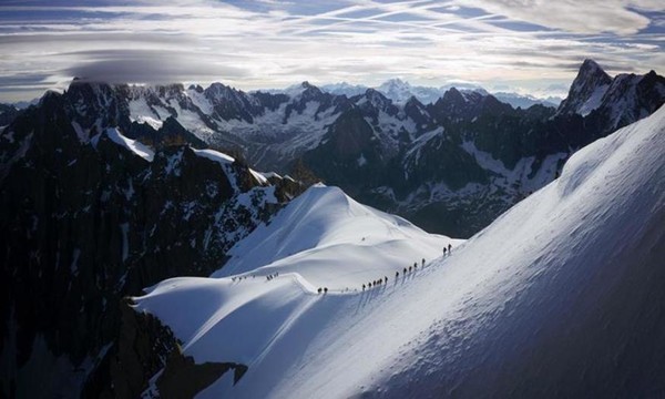 Alpinistes sur l’Aiguille du Midi, massif du Mont-Blanc ...