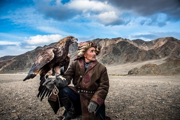 En mongolie, un chasseur avec son aigle doré  ...
