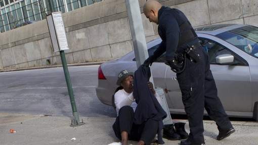 Un policier donne son pull à un sans-abri  ...