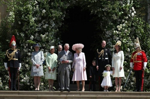 Les mariés et la famille royale sortent de l'Eglise   ...