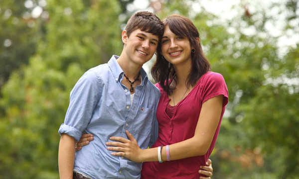 Un couple d'adolescents  ...  transgenres heureux !