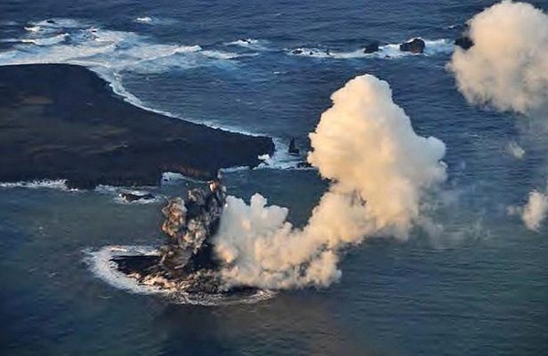 La nouvelle île au sud de Tokyo grossit à vue d’oeil  !