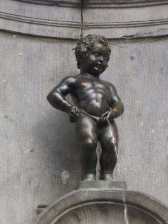 Le manneken-pis et jeanneken-pis ... à Bruxelles !