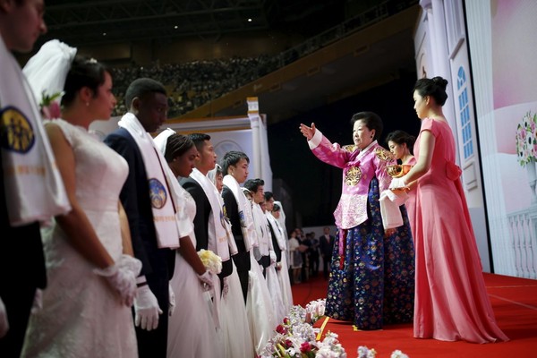 Mariages collectifs en Corée du Sud   ...  J'aime pas !