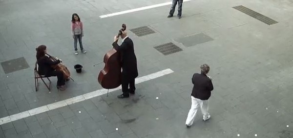 Elle donne une pièce à un musicien dans la rue et ... 